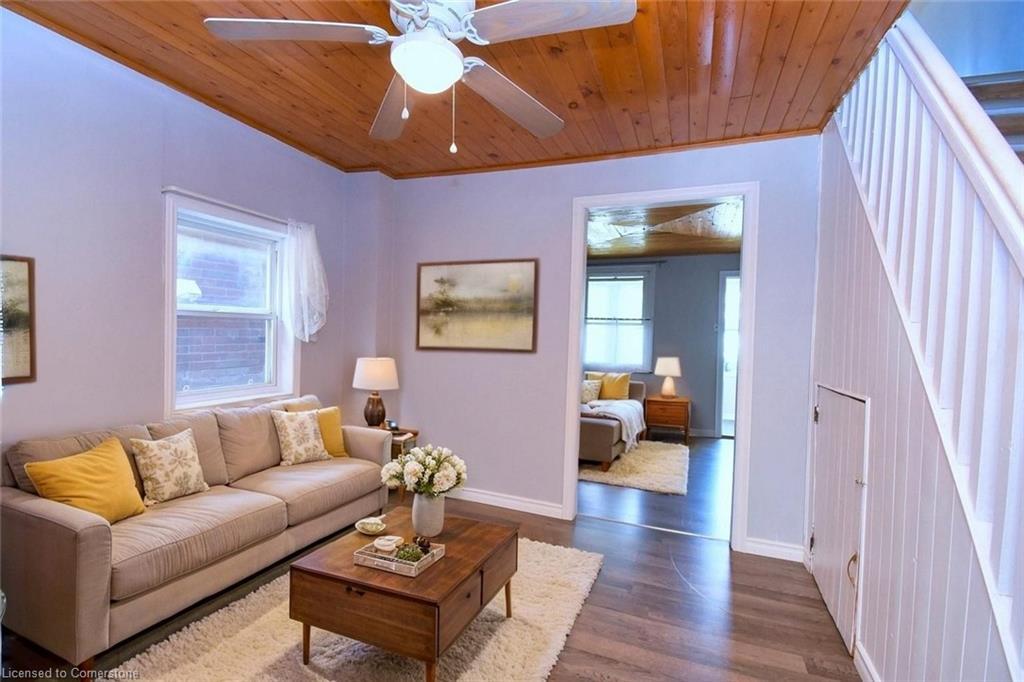 120 Clara Street, Thorold, ON - Indoor Photo Showing Living Room