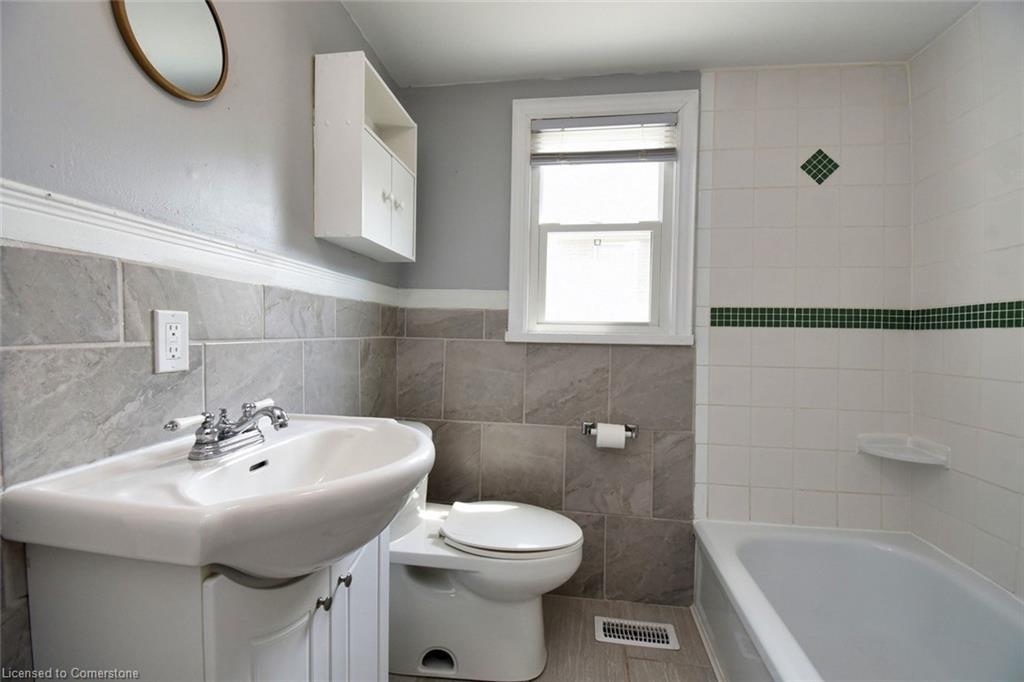120 Clara Street, Thorold, ON - Indoor Photo Showing Bathroom
