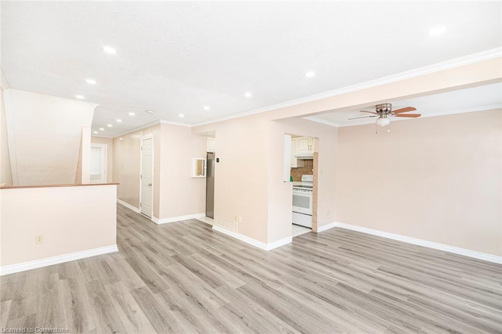 35-14 Derby Street, Hamilton, ON - Indoor Photo Showing Other Room