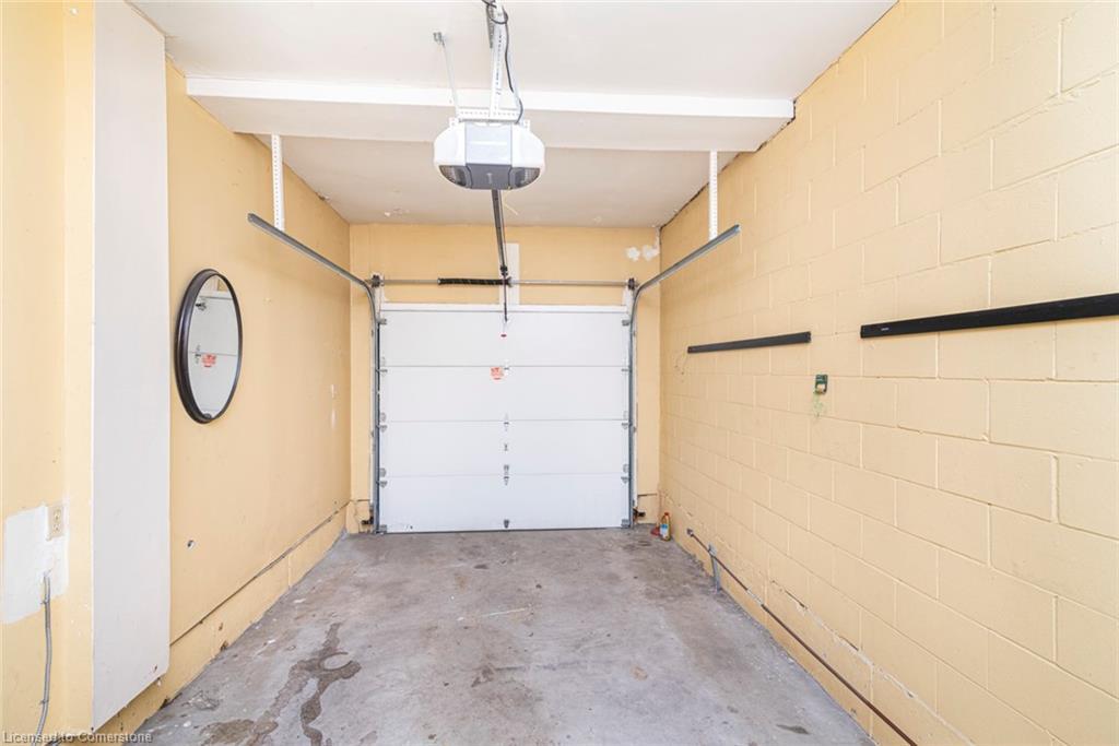 35-14 Derby Street, Hamilton, ON - Indoor Photo Showing Garage