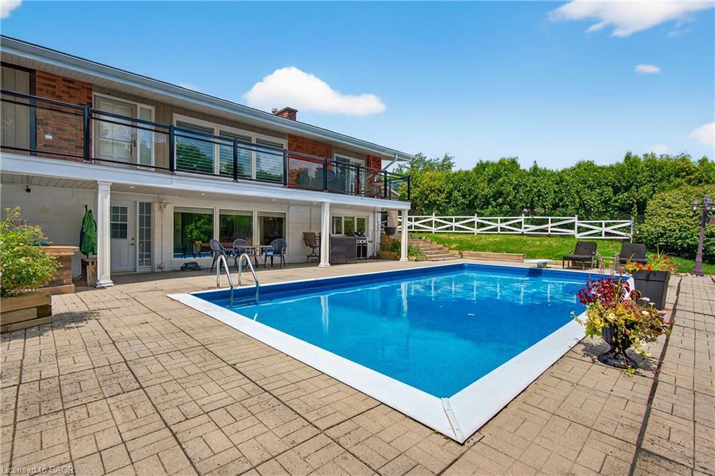 90 Mountain Avenue N, Stoney Creek, ON - Outdoor With In Ground Pool