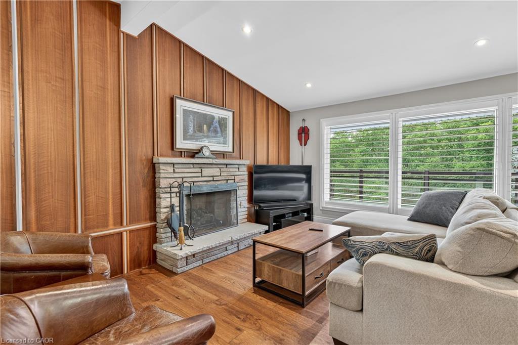 90 Mountain Avenue N, Stoney Creek, ON - Indoor Photo Showing Living Room With Fireplace