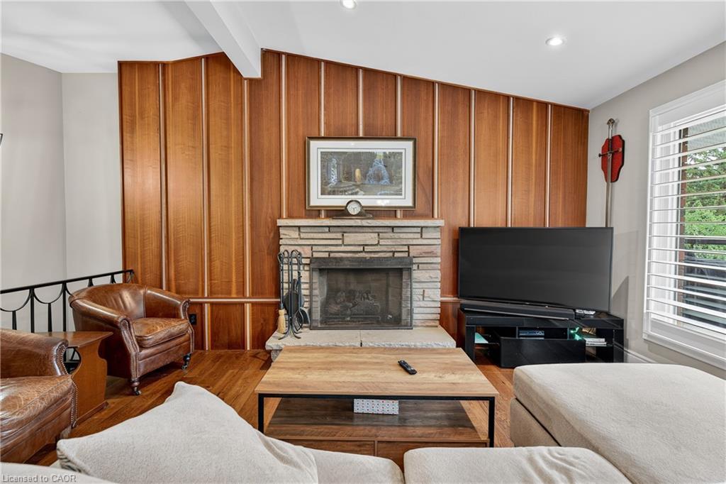 90 Mountain Avenue N, Stoney Creek, ON - Indoor Photo Showing Living Room With Fireplace