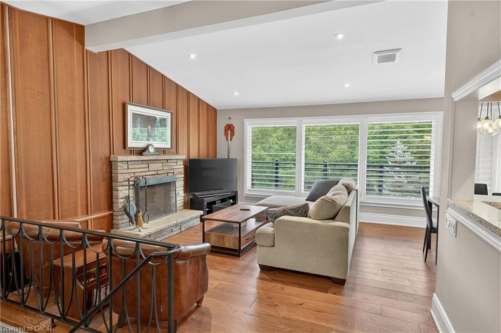 90 Mountain Avenue N, Stoney Creek, ON - Indoor Photo Showing Living Room With Fireplace