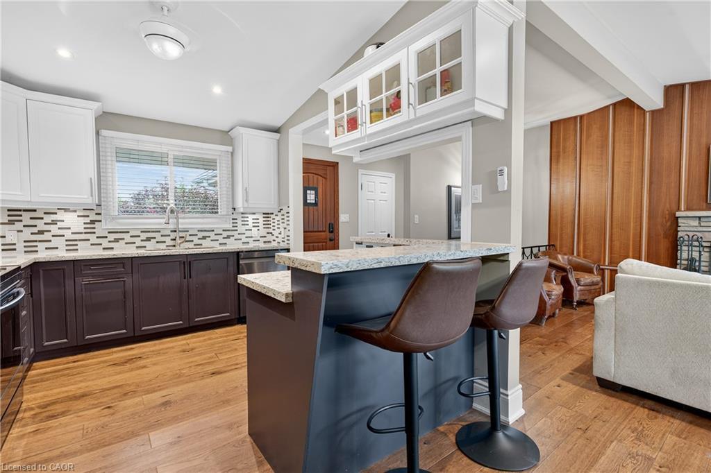 90 Mountain Avenue N, Stoney Creek, ON - Indoor Photo Showing Kitchen With Upgraded Kitchen