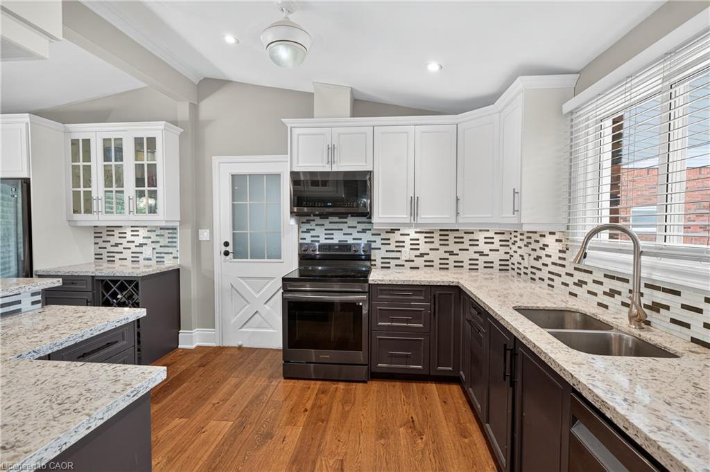 90 Mountain Avenue N, Stoney Creek, ON - Indoor Photo Showing Kitchen With Double Sink With Upgraded Kitchen