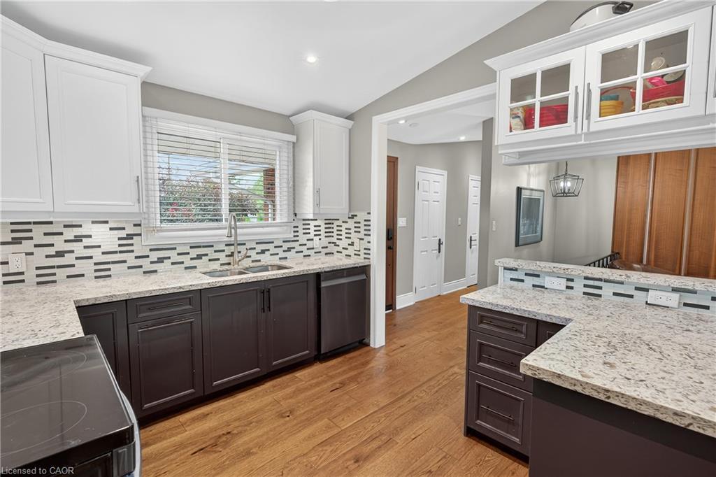 90 Mountain Avenue N, Stoney Creek, ON - Indoor Photo Showing Kitchen With Upgraded Kitchen