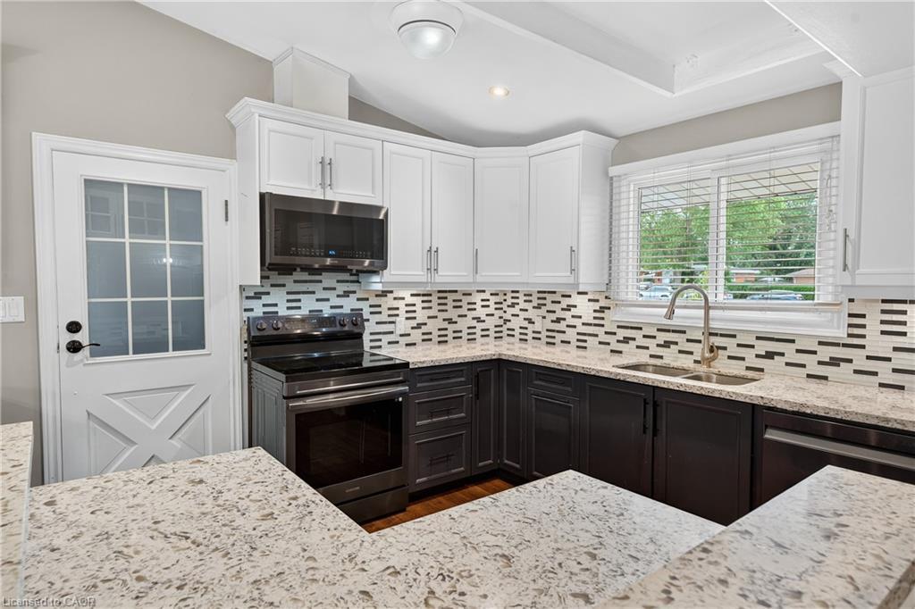 90 Mountain Avenue N, Stoney Creek, ON - Indoor Photo Showing Kitchen With Double Sink With Upgraded Kitchen