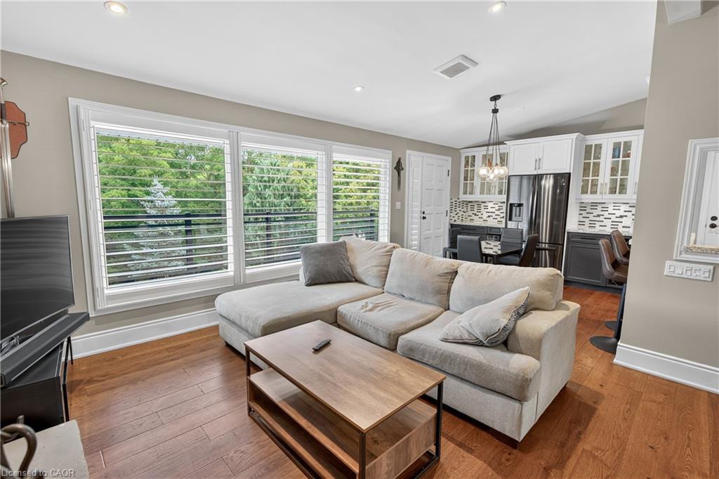 90 Mountain Avenue N, Stoney Creek, ON - Indoor Photo Showing Living Room