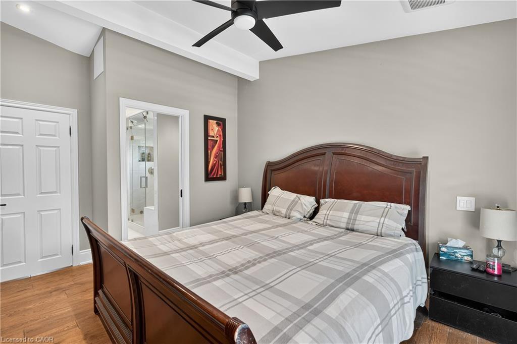 90 Mountain Avenue N, Stoney Creek, ON - Indoor Photo Showing Bedroom