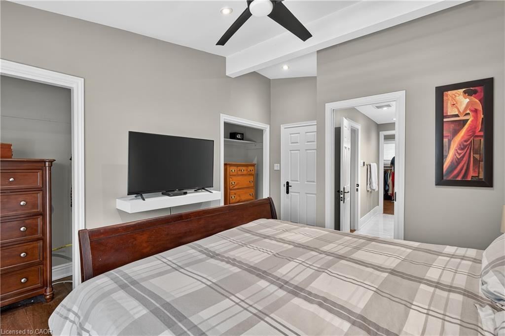 90 Mountain Avenue N, Stoney Creek, ON - Indoor Photo Showing Bedroom