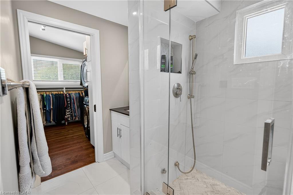 90 Mountain Avenue N, Stoney Creek, ON - Indoor Photo Showing Bathroom