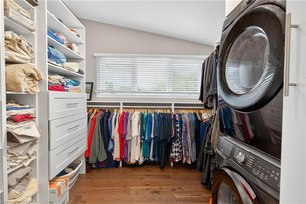 90 Mountain Avenue N, Stoney Creek, ON - Indoor Photo Showing Laundry Room