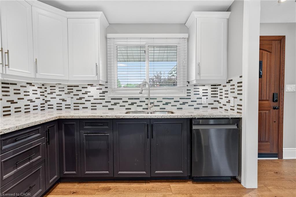 90 Mountain Avenue N, Stoney Creek, ON - Indoor Photo Showing Kitchen