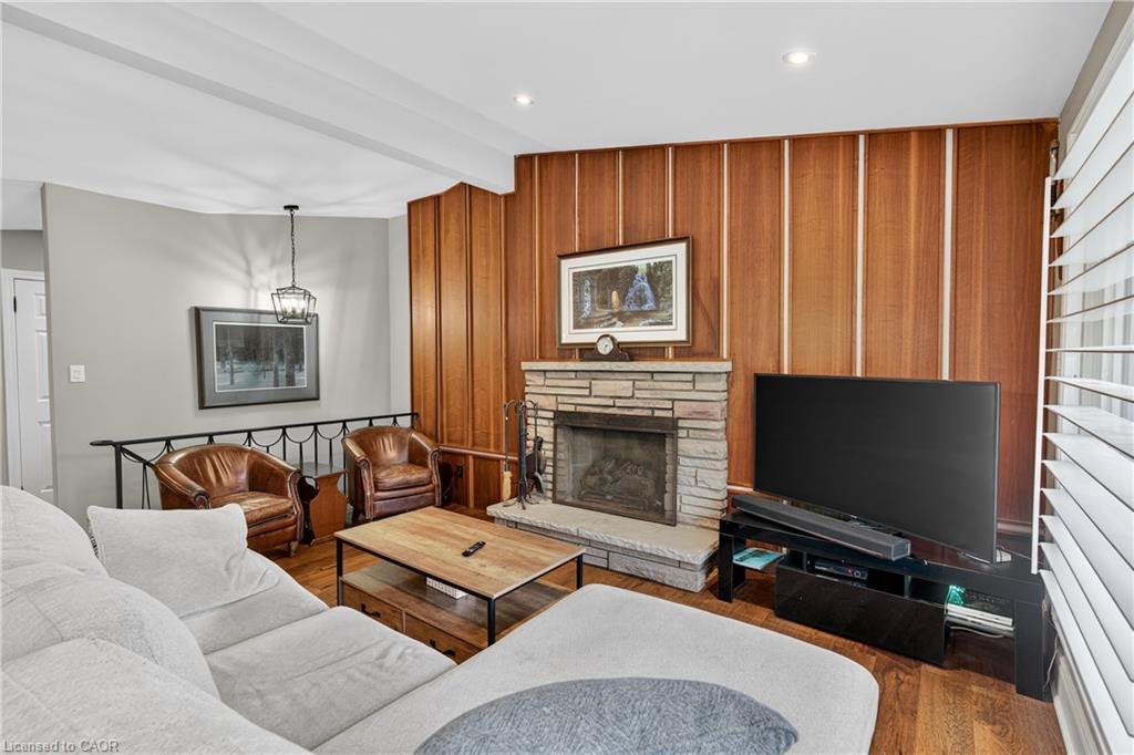 90 Mountain Avenue N, Stoney Creek, ON - Indoor Photo Showing Living Room With Fireplace