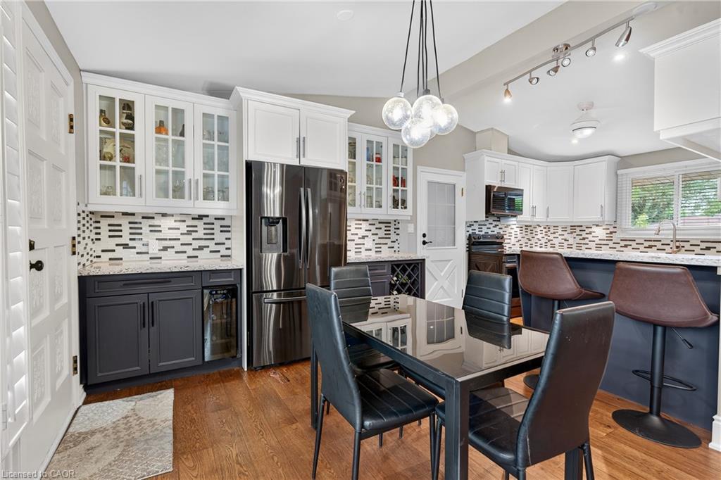 90 Mountain Avenue N, Stoney Creek, ON - Indoor Photo Showing Dining Room