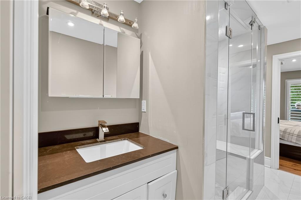 90 Mountain Avenue N, Stoney Creek, ON - Indoor Photo Showing Bathroom