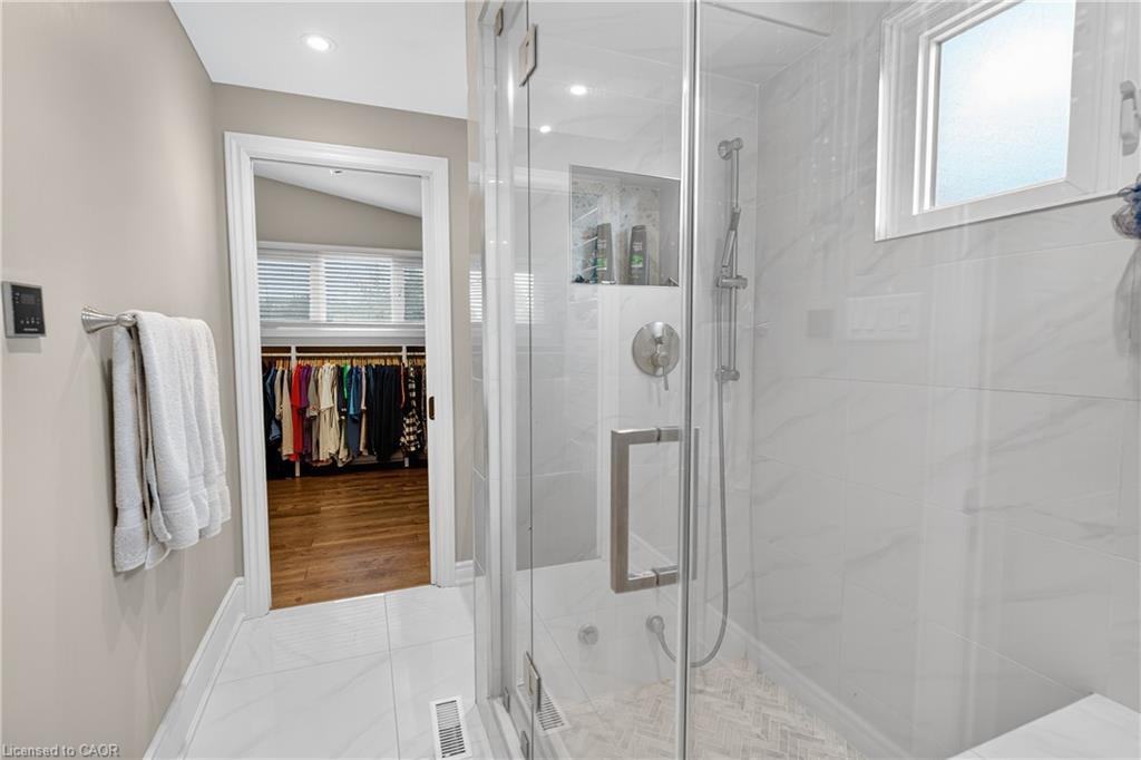 90 Mountain Avenue N, Stoney Creek, ON - Indoor Photo Showing Bathroom