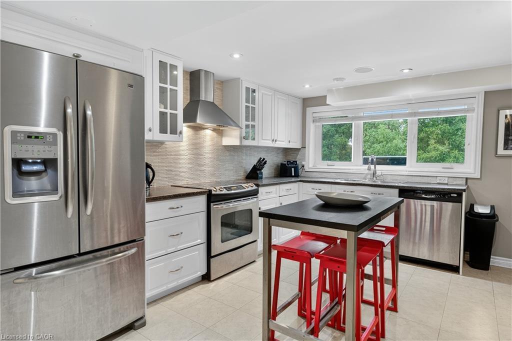 90 Mountain Avenue N, Stoney Creek, ON - Indoor Photo Showing Kitchen