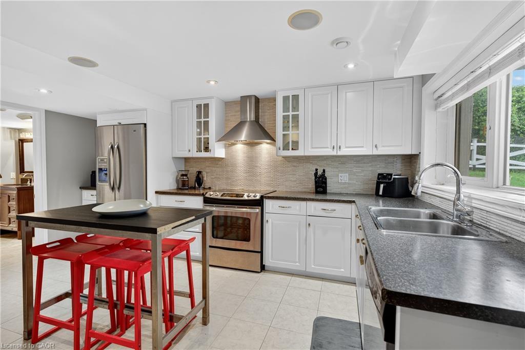 90 Mountain Avenue N, Stoney Creek, ON - Indoor Photo Showing Kitchen With Double Sink