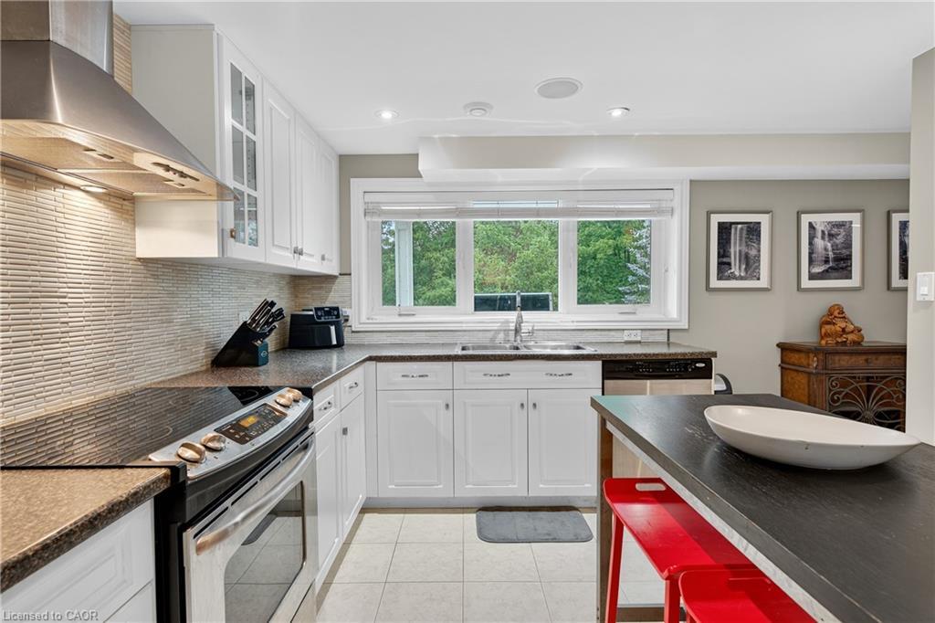 90 Mountain Avenue N, Stoney Creek, ON - Indoor Photo Showing Kitchen With Double Sink