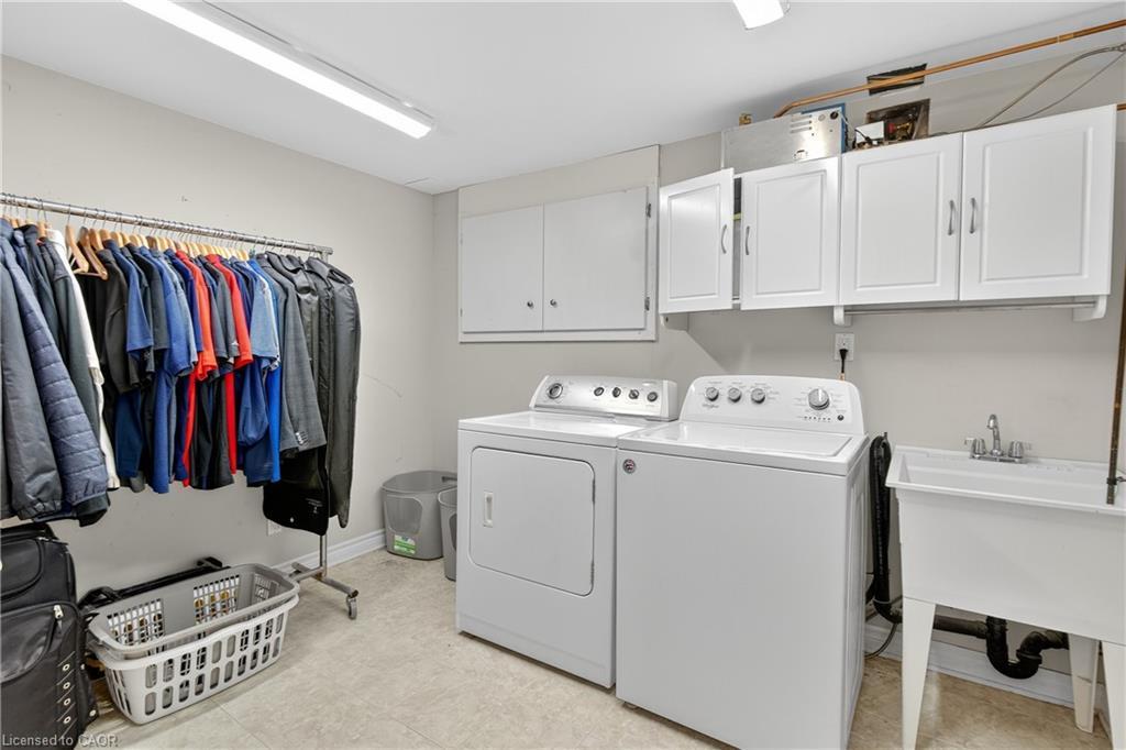 90 Mountain Avenue N, Stoney Creek, ON - Indoor Photo Showing Laundry Room