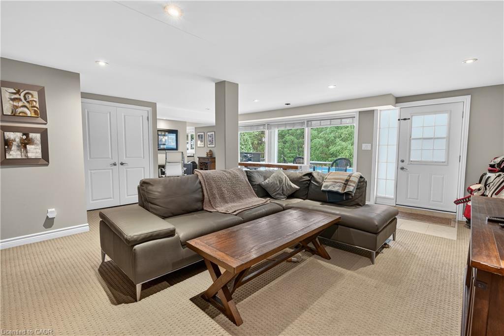 90 Mountain Avenue N, Stoney Creek, ON - Indoor Photo Showing Living Room