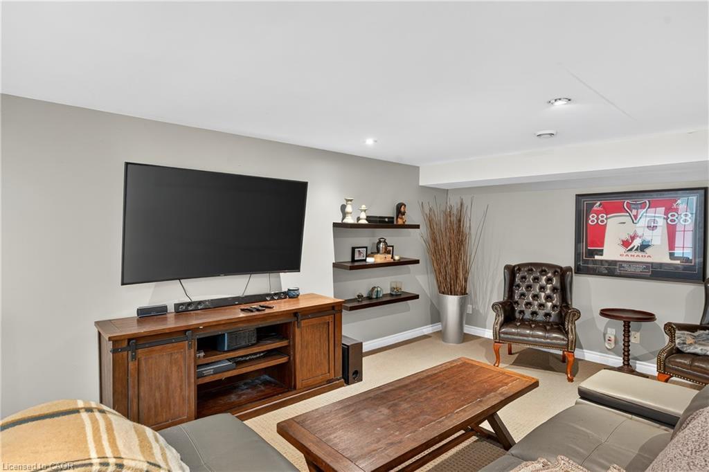 90 Mountain Avenue N, Stoney Creek, ON - Indoor Photo Showing Living Room