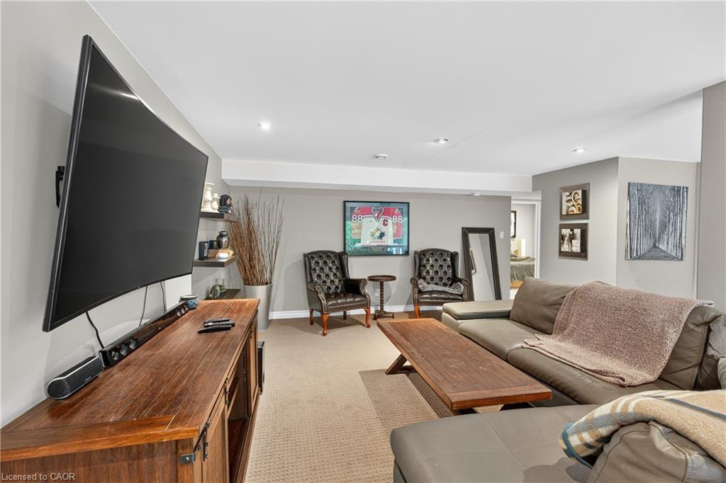 90 Mountain Avenue N, Stoney Creek, ON - Indoor Photo Showing Living Room