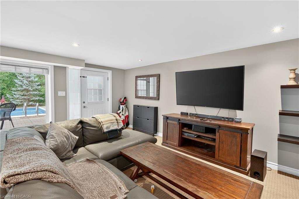 90 Mountain Avenue N, Stoney Creek, ON - Indoor Photo Showing Living Room