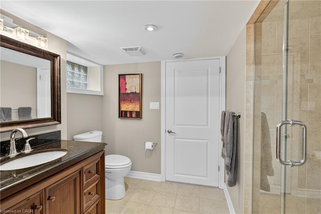 90 Mountain Avenue N, Stoney Creek, ON - Indoor Photo Showing Bathroom