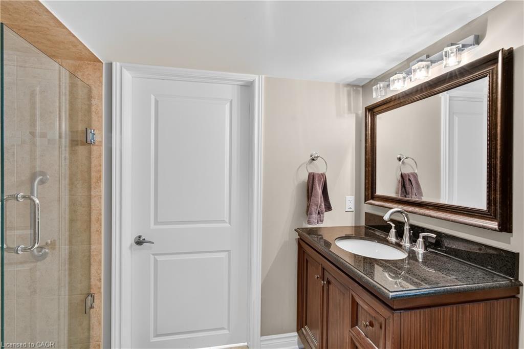 90 Mountain Avenue N, Stoney Creek, ON - Indoor Photo Showing Bathroom
