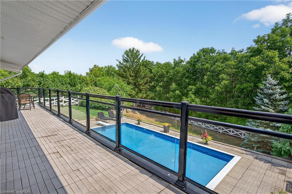90 Mountain Avenue N, Stoney Creek, ON - Outdoor With In Ground Pool