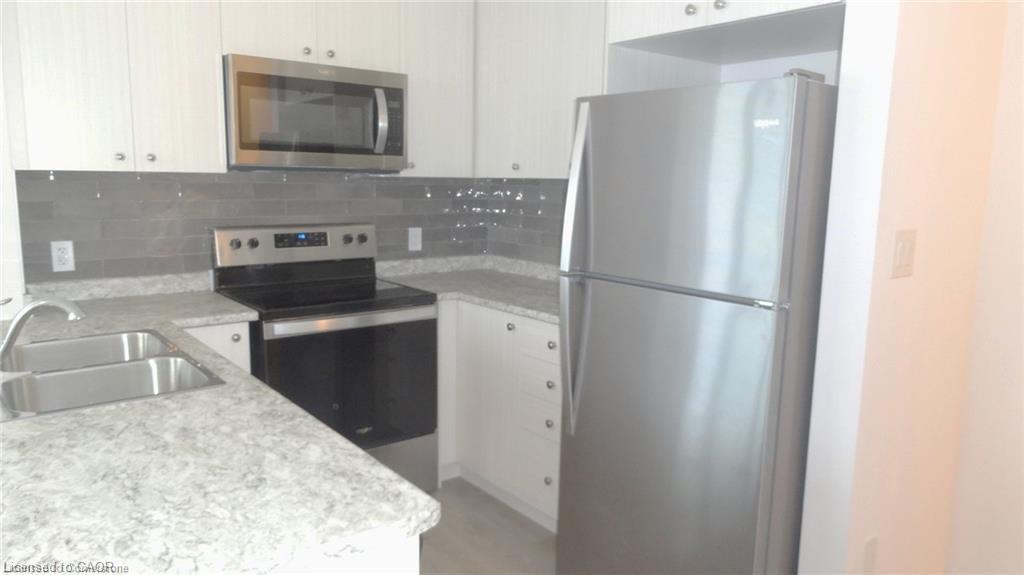 1005-450 Dundas Street E, Waterdown, ON - Indoor Photo Showing Kitchen With Double Sink With Upgraded Kitchen