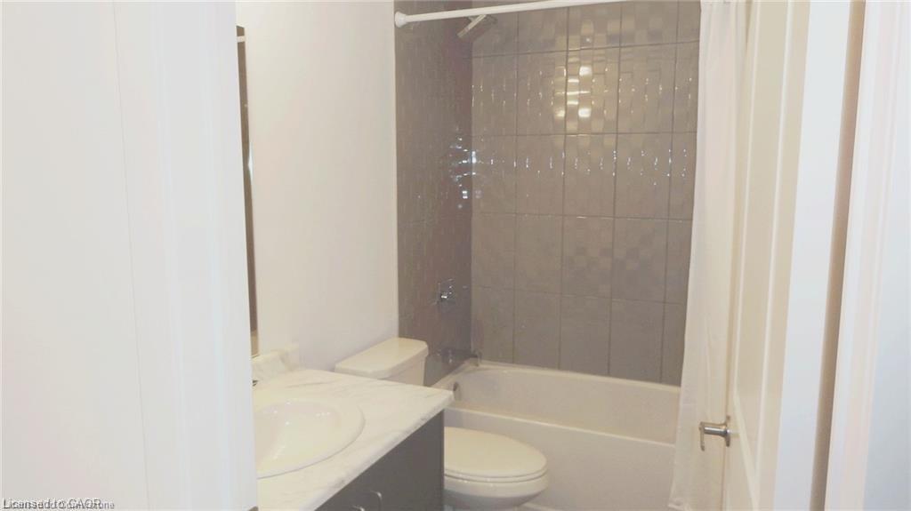 1005-450 Dundas Street E, Waterdown, ON - Indoor Photo Showing Bathroom
