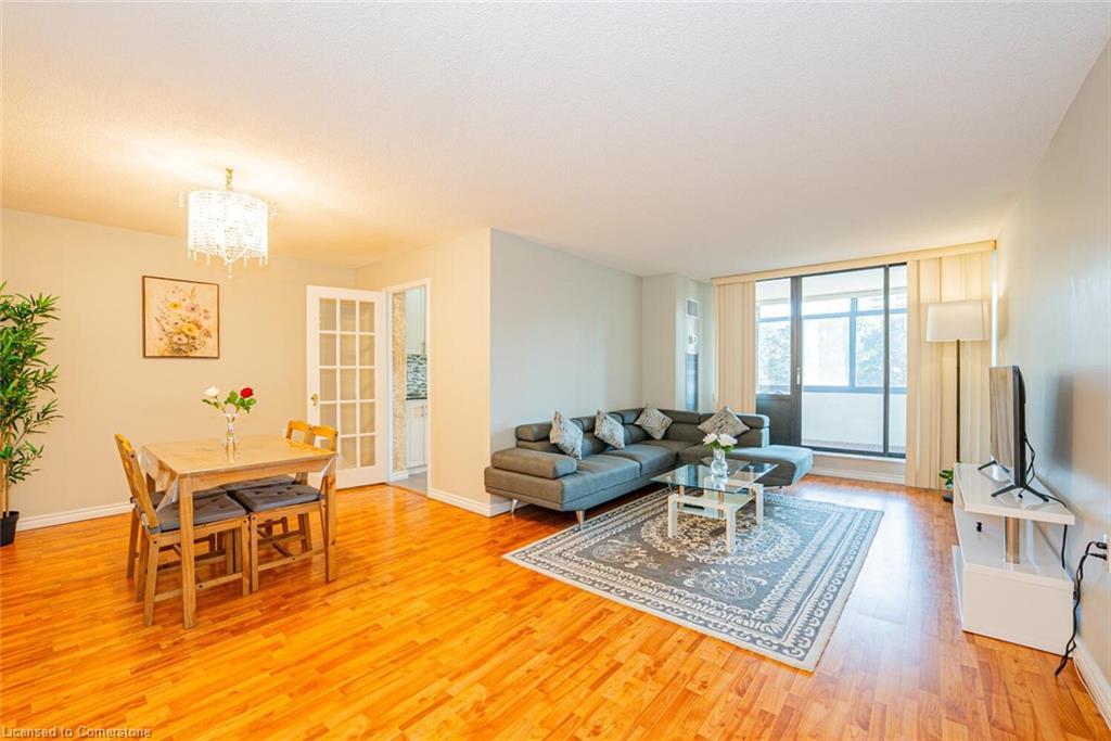 304-18 Knightsbridge Road, Peel, ON - Indoor Photo Showing Living Room