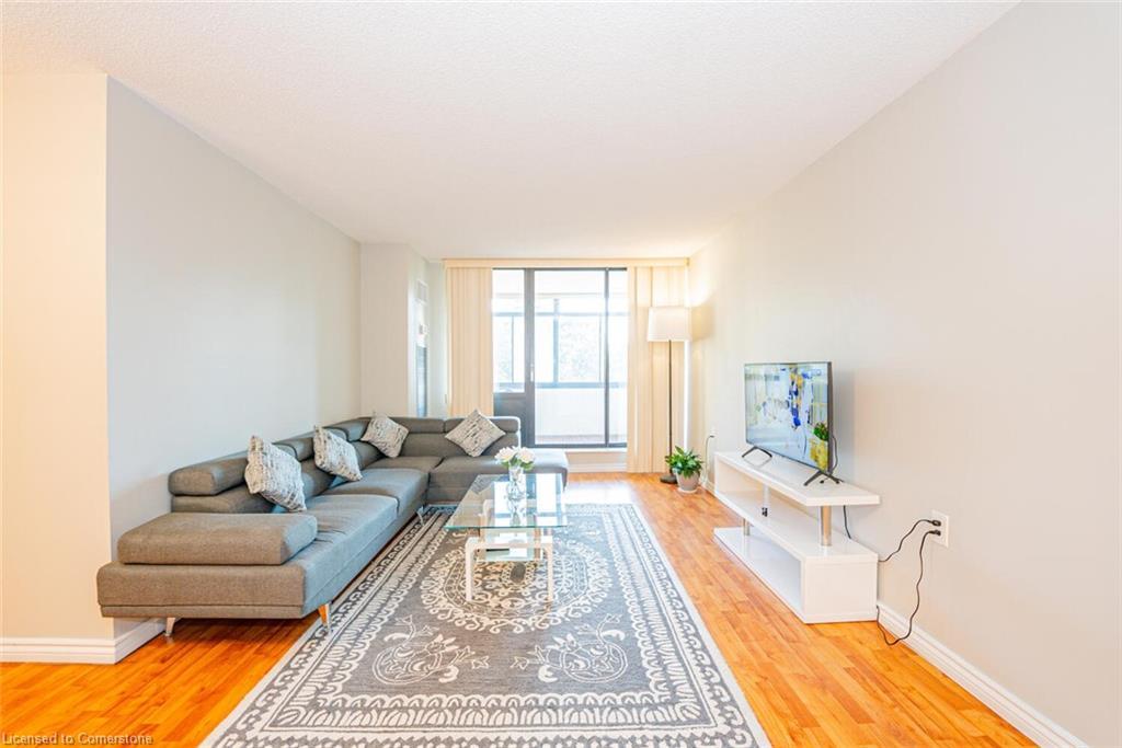 304-18 Knightsbridge Road, Peel, ON - Indoor Photo Showing Living Room