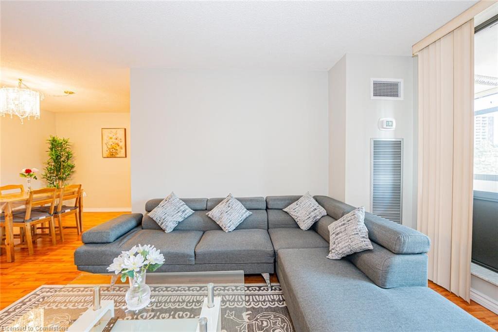 304-18 Knightsbridge Road, Peel, ON - Indoor Photo Showing Living Room