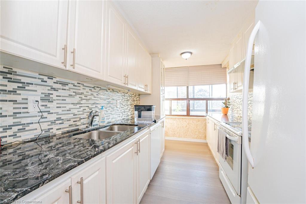 304-18 Knightsbridge Road, Peel, ON - Indoor Photo Showing Kitchen With Double Sink With Upgraded Kitchen