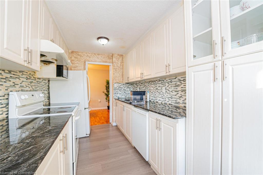 304-18 Knightsbridge Road, Peel, ON - Indoor Photo Showing Kitchen With Upgraded Kitchen