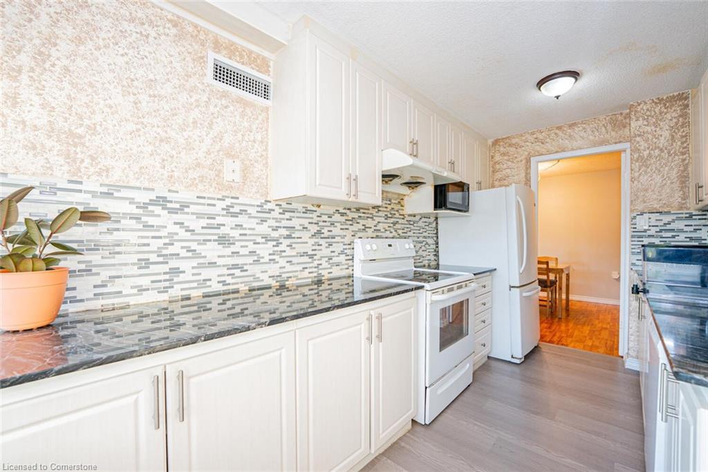 304-18 Knightsbridge Road, Peel, ON - Indoor Photo Showing Kitchen