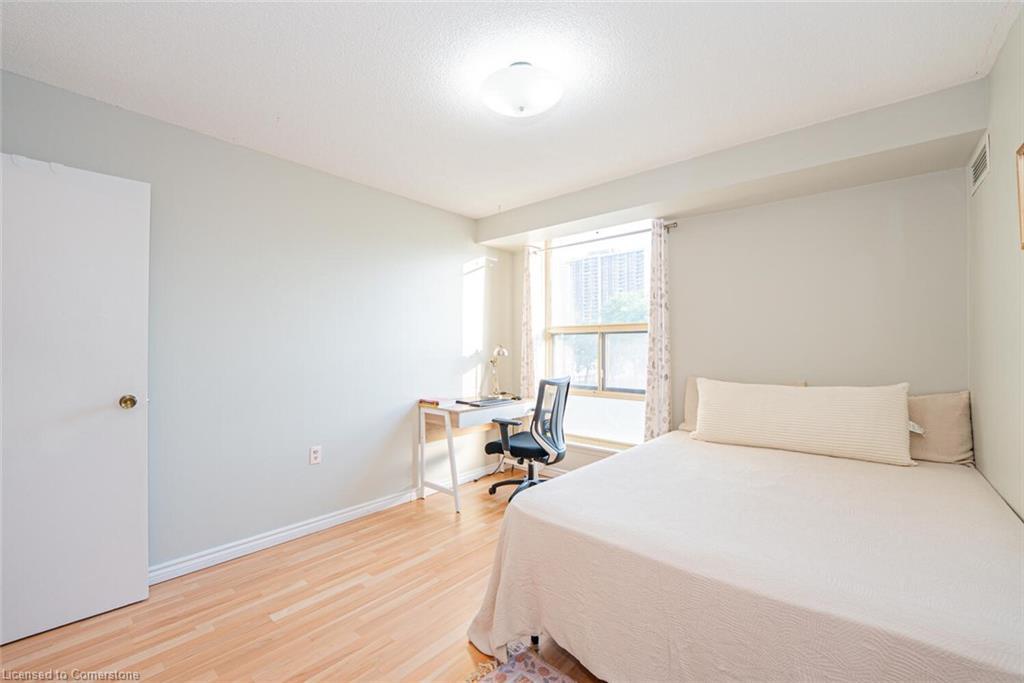 304-18 Knightsbridge Road, Peel, ON - Indoor Photo Showing Bedroom