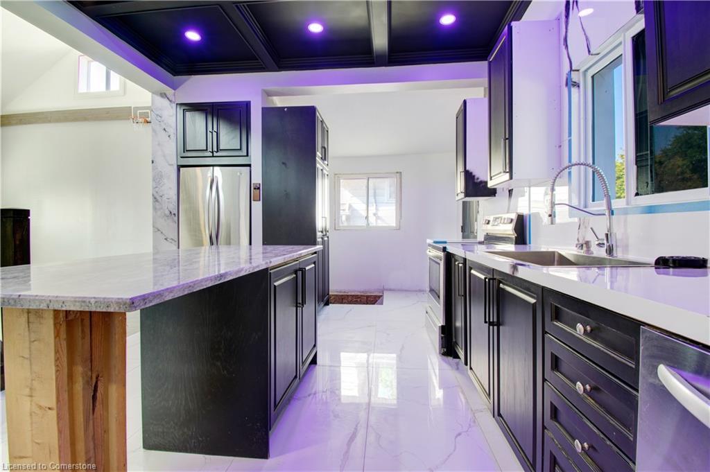 85 East 37Th Street, Hamilton, ON - Indoor Photo Showing Kitchen With Upgraded Kitchen