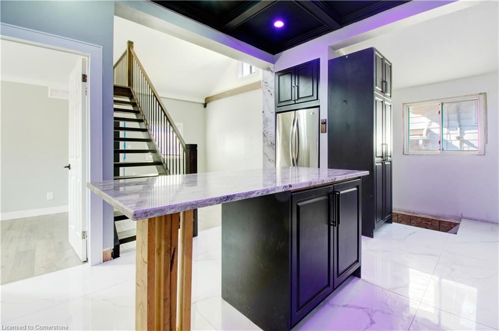 85 East 37Th Street, Hamilton, ON - Indoor Photo Showing Kitchen
