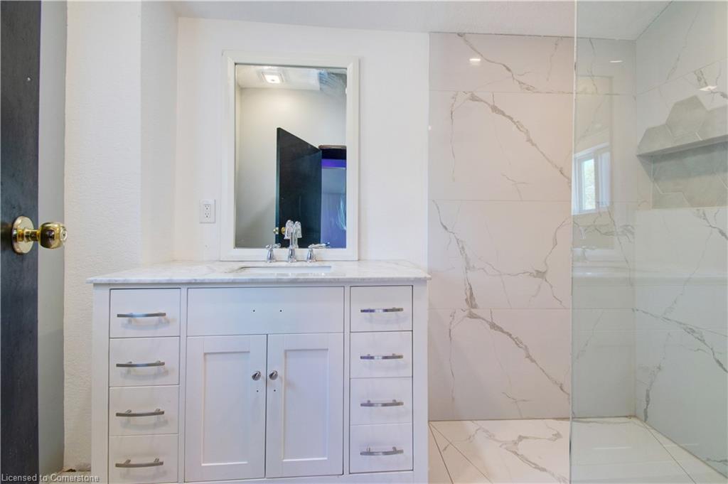 85 East 37Th Street, Hamilton, ON - Indoor Photo Showing Bathroom