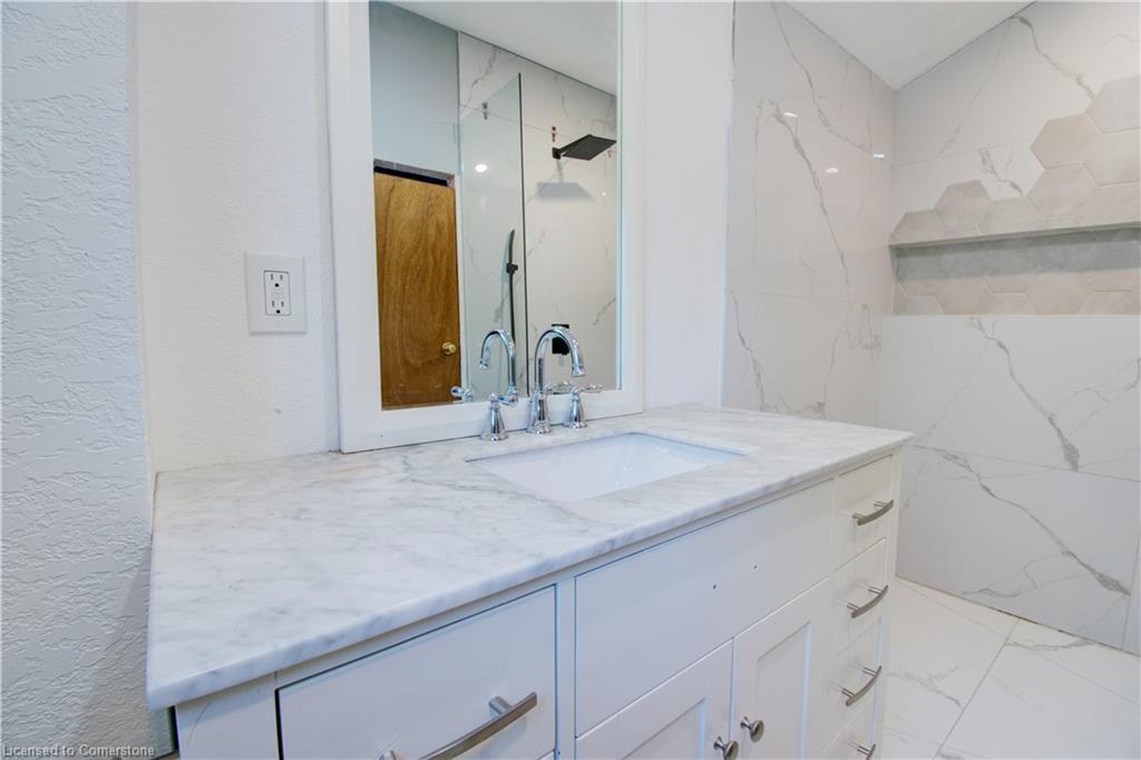 85 East 37Th Street, Hamilton, ON - Indoor Photo Showing Bathroom
