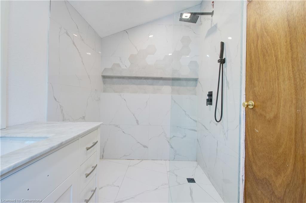 85 East 37Th Street, Hamilton, ON - Indoor Photo Showing Bathroom