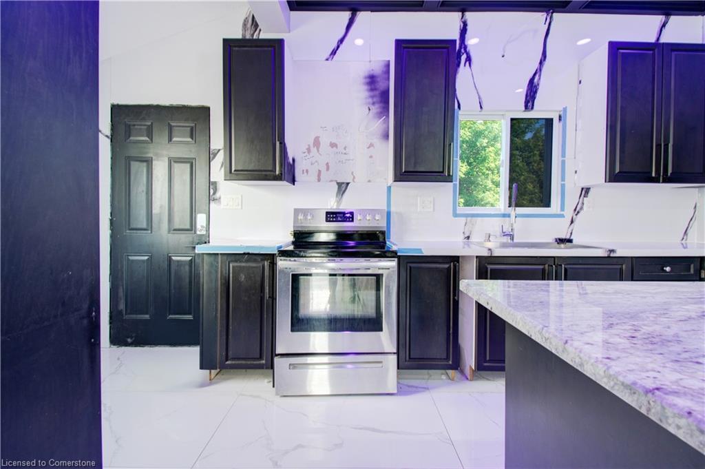 85 East 37Th Street, Hamilton, ON - Indoor Photo Showing Kitchen