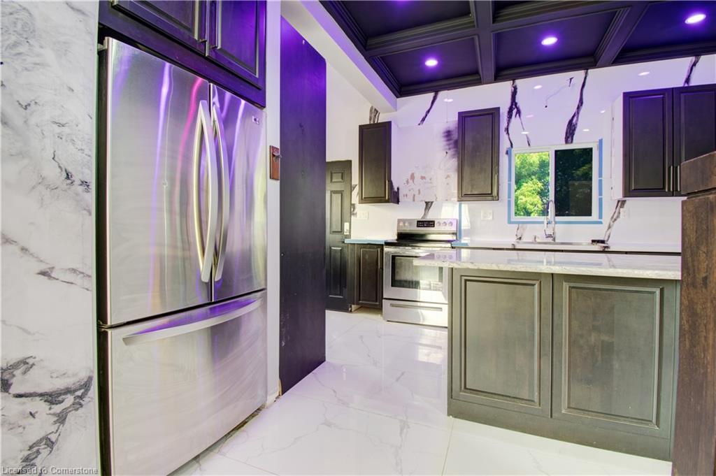 85 East 37Th Street, Hamilton, ON - Indoor Photo Showing Kitchen