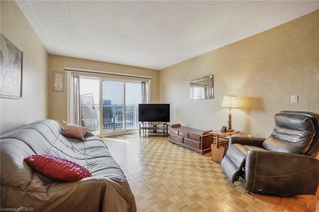 808-8 Woodman Drive S, Hamilton, ON - Indoor Photo Showing Living Room